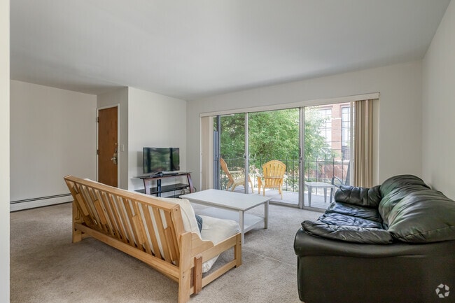 2 habitaciones, 1 baño - 800 pies cuadrados - Sala de estar - Across From UofM Campus - 1313 S State St