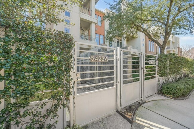 Building Photo - 5425A Hidalgo St