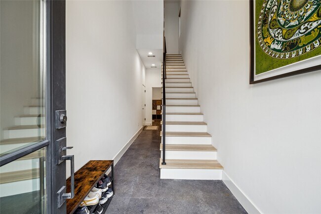 Photo - 711 Memorial Heights Dr