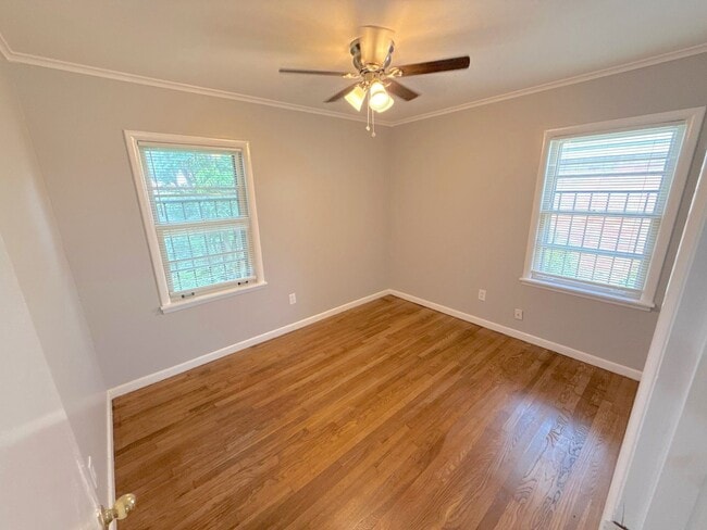 Photo - 1711 Myrna Ln