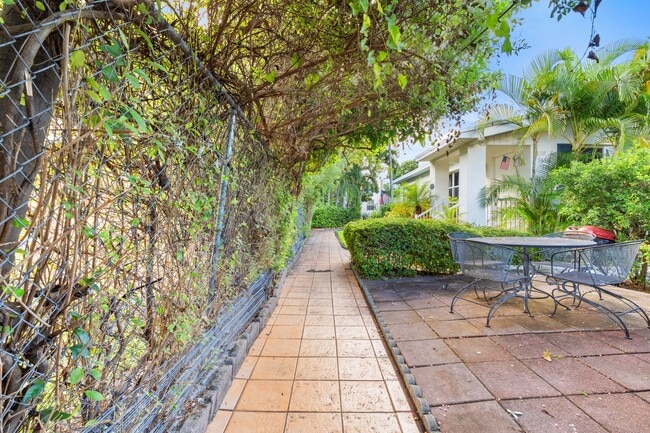 Photo - 1460 NW 2nd St Unidad # 1458