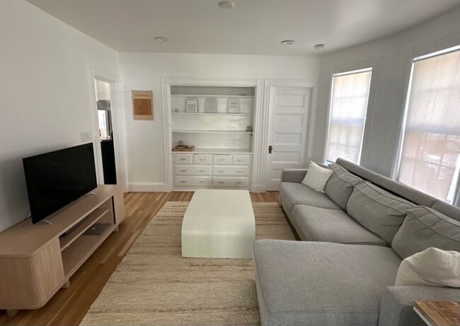 Building Photo - 43 Evergreen Ave Unit 1