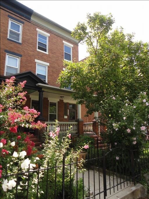 Frente de la casa/apartamento - 2625 N Calvert St Unidad 2A