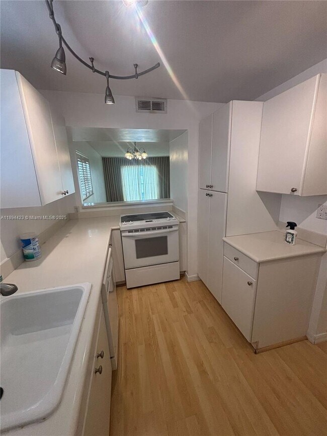 Photo - 1150 Collins Ave Unit 501