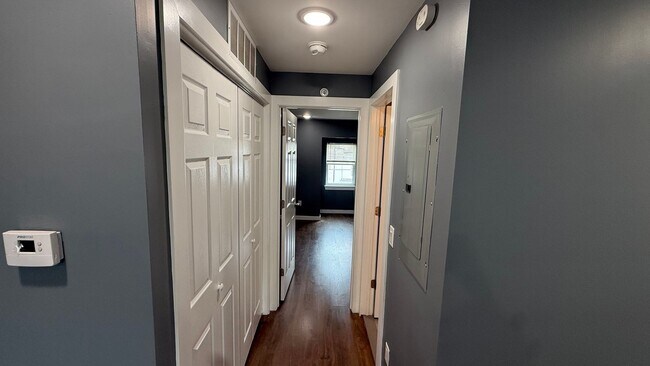 Building Photo - 21 E. Schoolhouse Ln. Unit 7