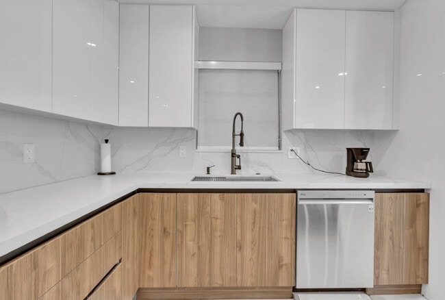 Photo - 755 S Rainbow Dr