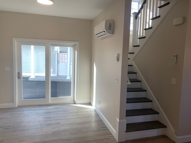 Photo - 129 Kenoza Ave Unidad 3