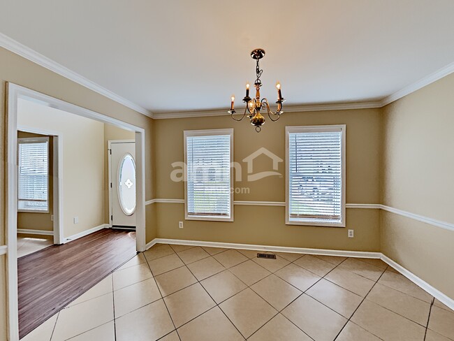 Photo - 710 Ridgewood Way