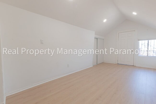 Building Photo - 433 W 56th St Unit #B Rental