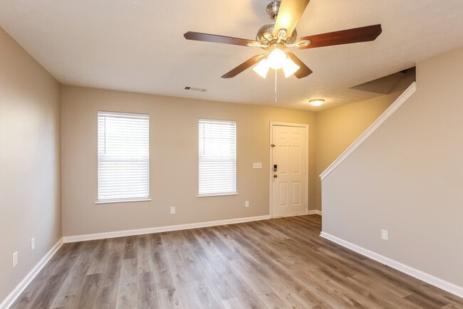 Photo - 204 Springbottom Dr SE