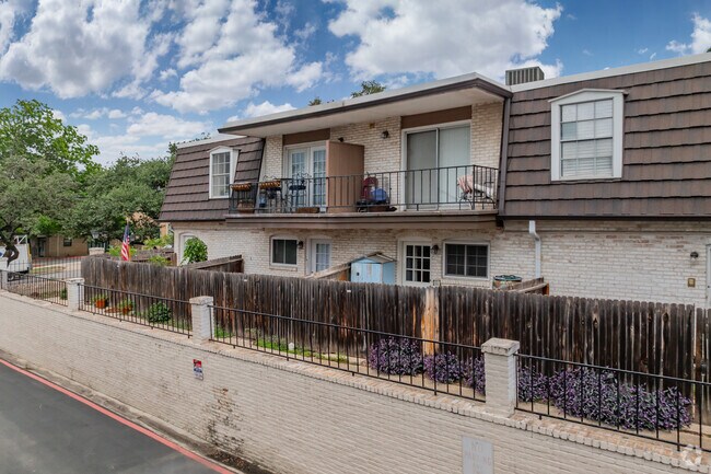 Alternate - Les Chateaux Townhomes