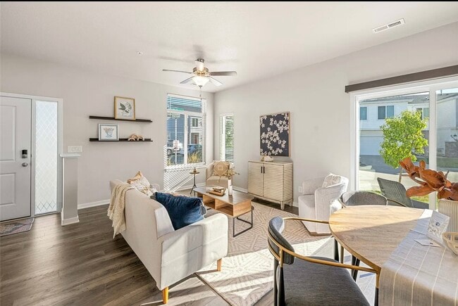 Photo - 892 NE Iris Ave