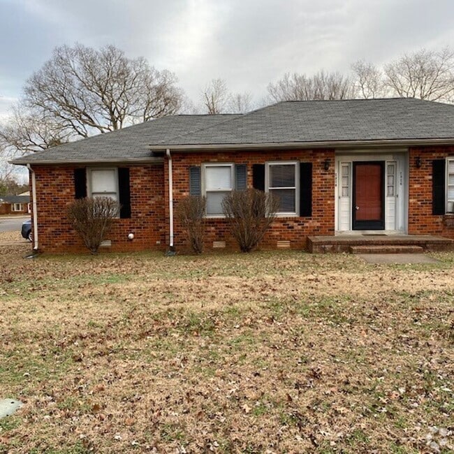 Building Photo - 2 bedroom 1 Bath with Carport Rental