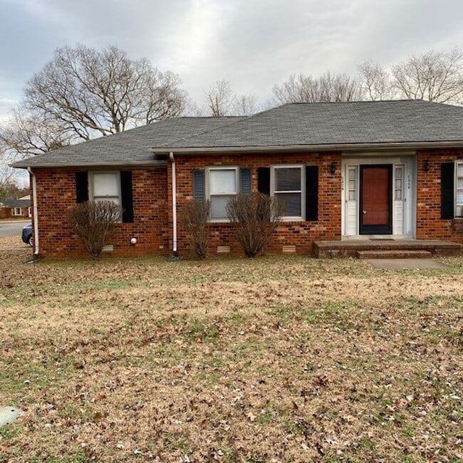 2 bedroom 1 Bath with Carport - 2 bedroom 1 Bath with Carport House