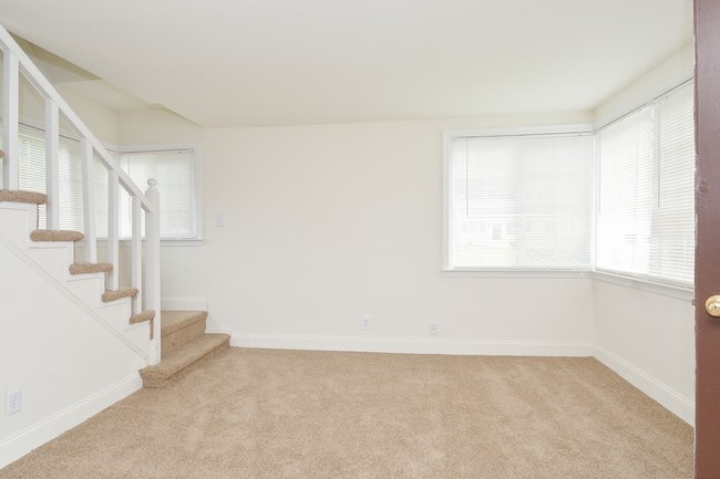 Ejemplo de sala de estar - Greenville on 141 Apartments & Townhomes