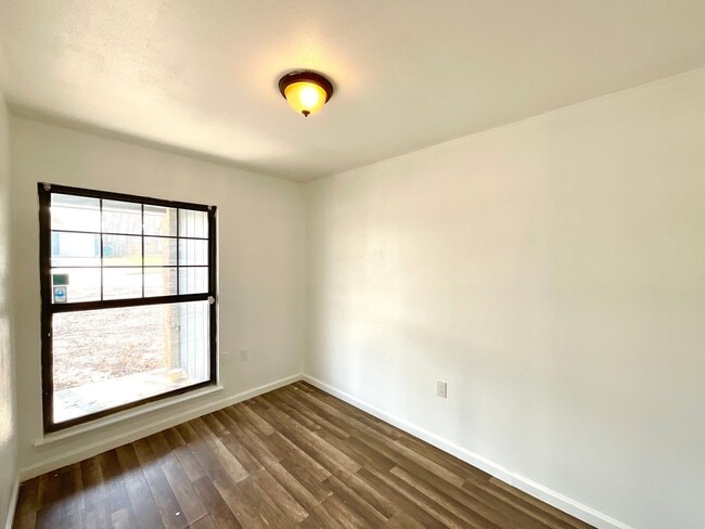 Photo - Beautiful 4-Bedroom Home Near Shopping & Dining in Live Oak