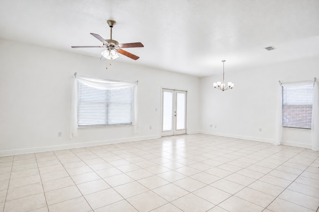 Photo - Highly desired 4/2.5 Gulf Breeze Home with hot tub!
