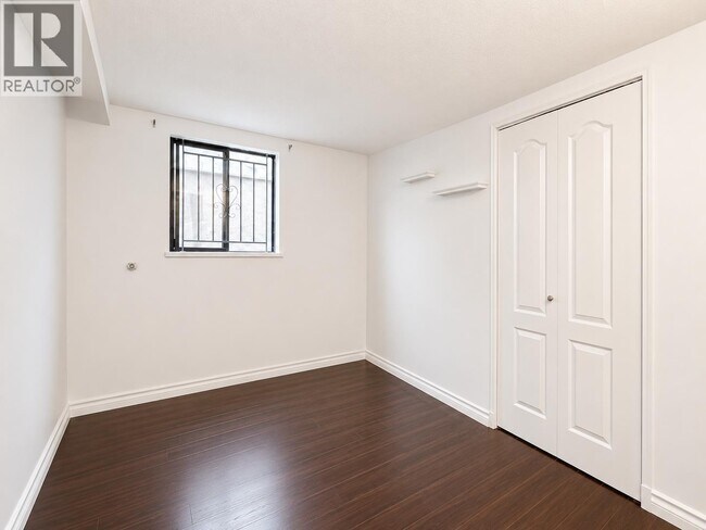 Photo - 5838 Kerr St