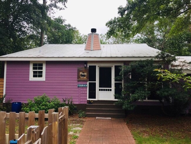 Building Photo - Looking for a lovely home that is fully furnished!