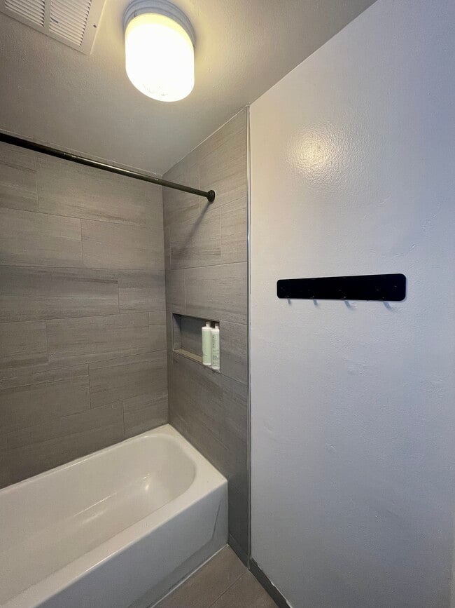 Photo - 925-925 North Rd