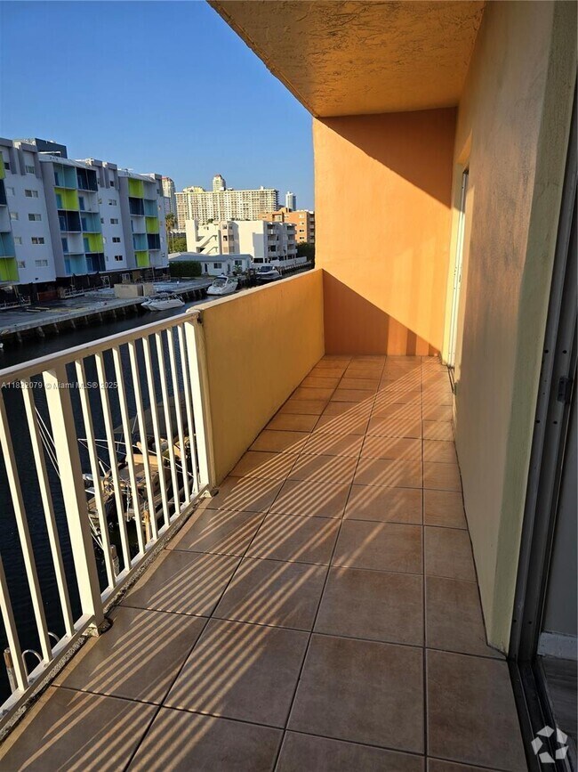 Building Photo - 3545 NE 167th St Unit 304 Rental