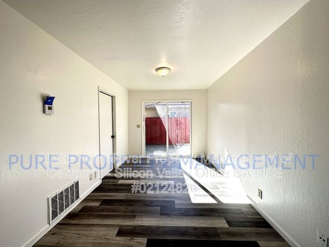 Photo - 555 Bridge St
