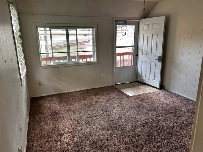 519 1/2 S Almon St Unit F