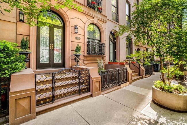 Building Photo - 111 E 19th St Rental