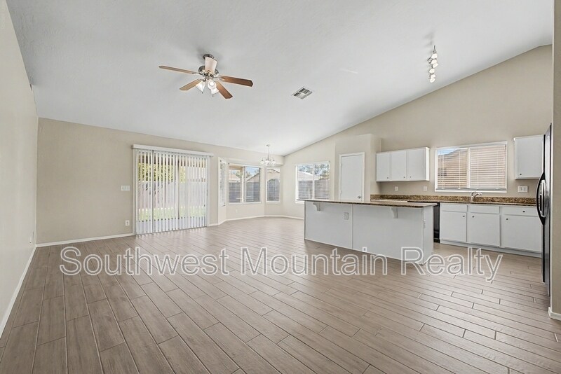2272 E Remington Pl
