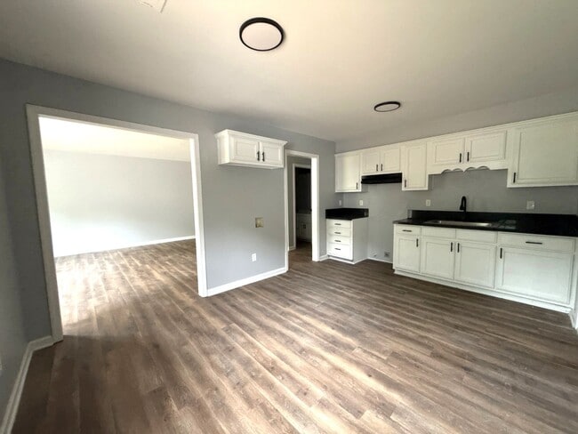 Photo - 312 N College St