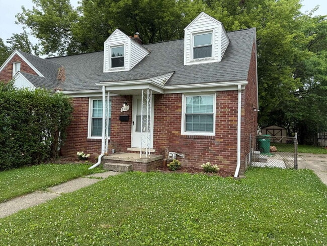 " 2-Bed Home with Gleaming Hardwood Floors... - " 2-Bed Home with Gleaming Hardwood Floors...