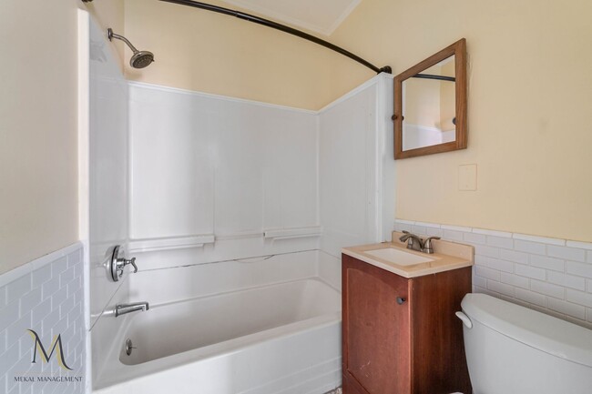 Photo - Bright & Spacious 3-Bed with Balcony and P... House