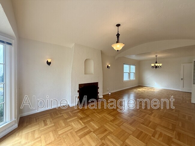 Photo - 658 Rockdale Dr