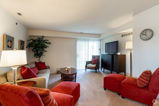 2BR, 2BA - 1,084SF