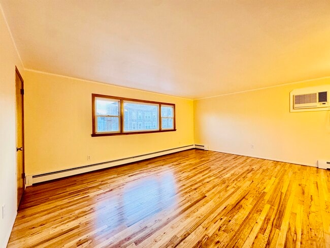 Photo - 37 W 7th St Unit 2nd Floor