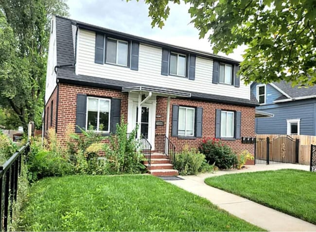 Building Photo - Beautiful 3-Bedroom Garden Apartment in th... Unit 1