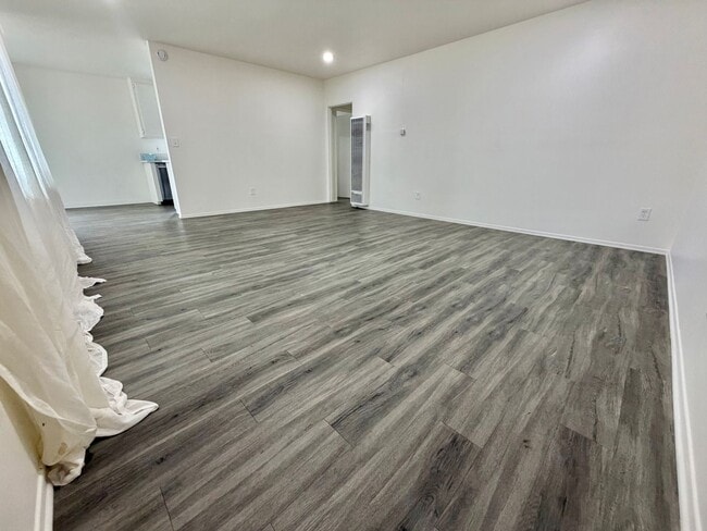 Photo - Spacious 2BD with Private Laundry Room, Garage Parking & Private Entrance Unidad 311 C