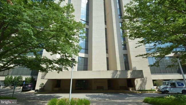 Building Photo - 1101 S Arlington Ridge Rd Unit 509 Rental