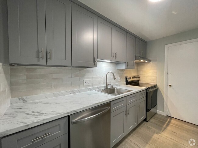 Building Photo - Renovated 2-Bedroom Condo with Balcony, Po...