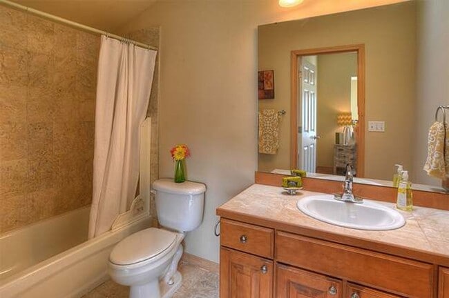 Building Photo - Fabulous Licton Springs Townhome - Green Lake!