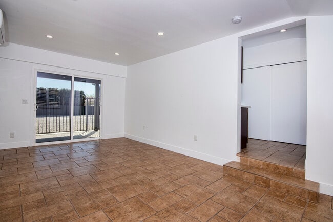 Photo - 562 W 18th St Unidad #B