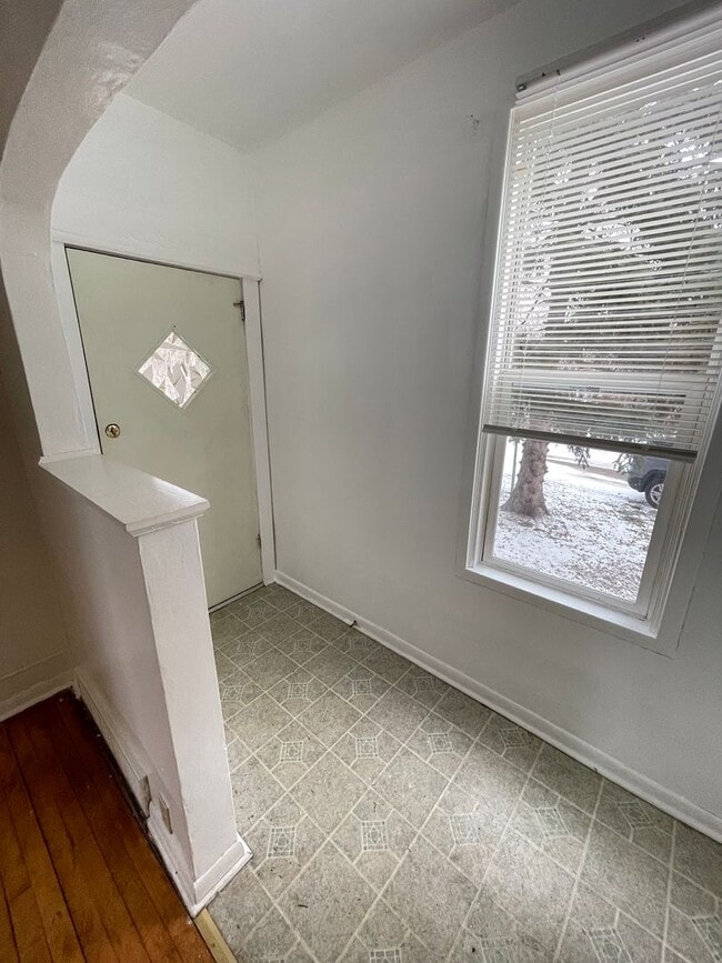 Building Photo - 1302 W 1st St Unit 1 (Lower)