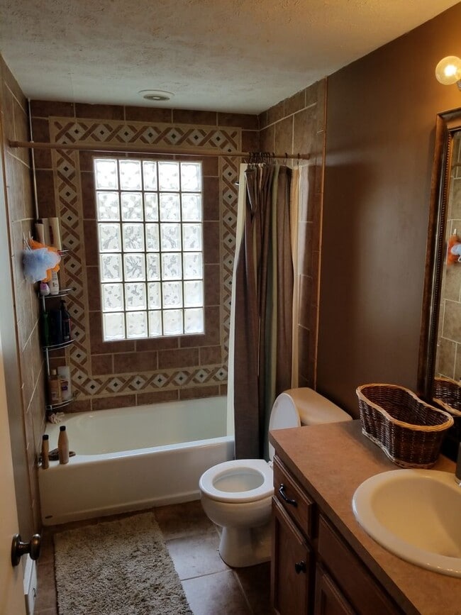 Photo - Aksarben/UNO 4 bed 2 bath with gas firepit...