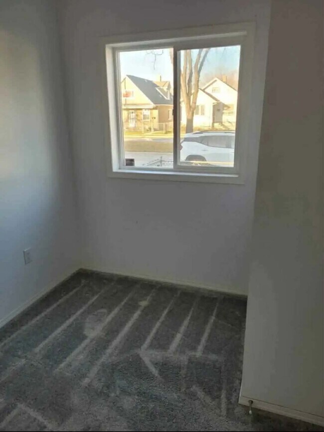 Photo - 760 Burrows Ave