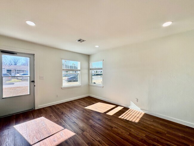 Photo - 809 Proctor Pl