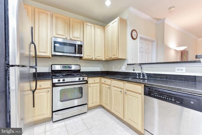 Kitchen - 2321 25th St S Unit 104