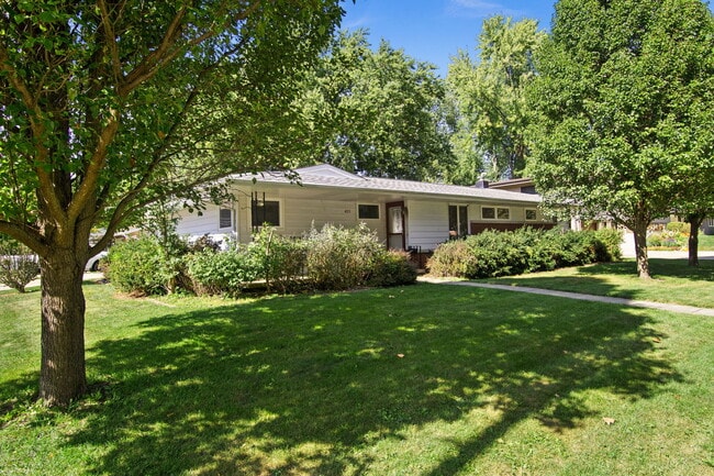Building Photo - 431 Parkside Dr