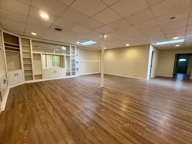 Building Photo - 1325 W Poplar St Unit 1st Floor