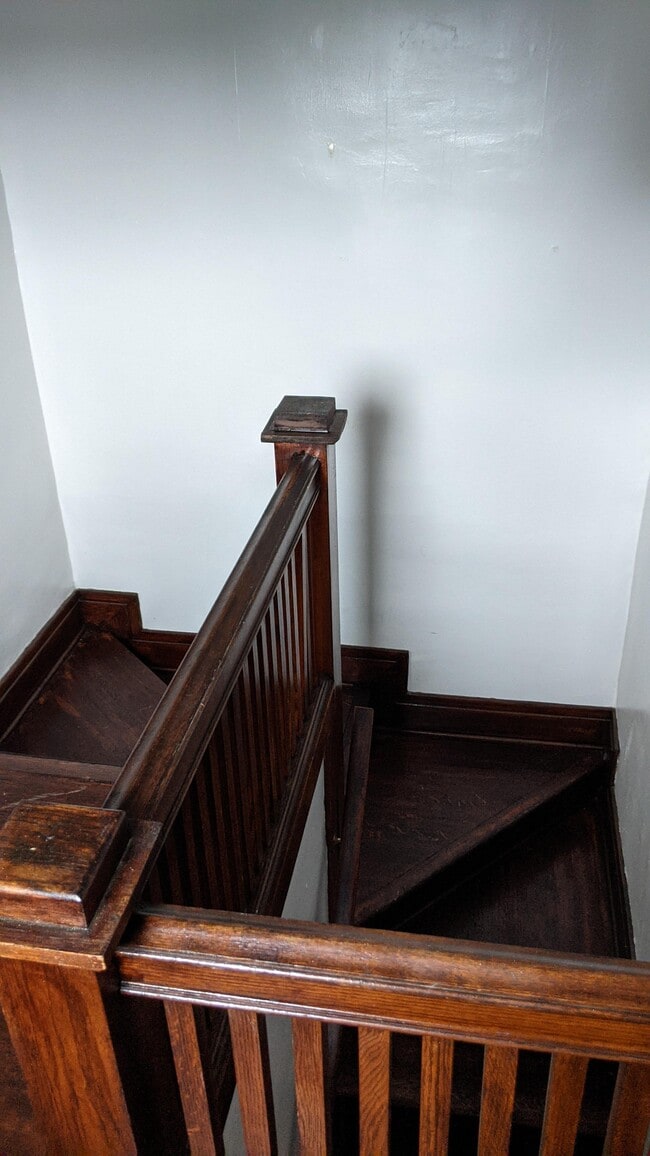 escalera frontal - 366 E Ferry St Unidad UPR