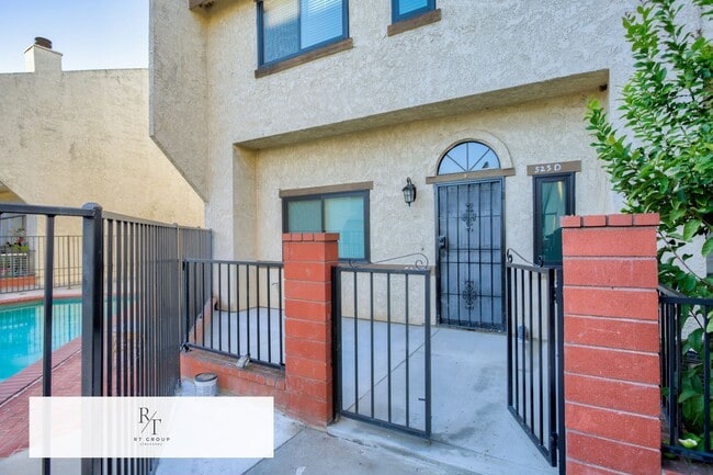 Building Photo - Fully Remodeled | Spacious & Bright Townhome